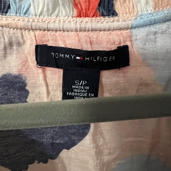 A Tommy Hilfiger top in size small - Picture 3 of 8